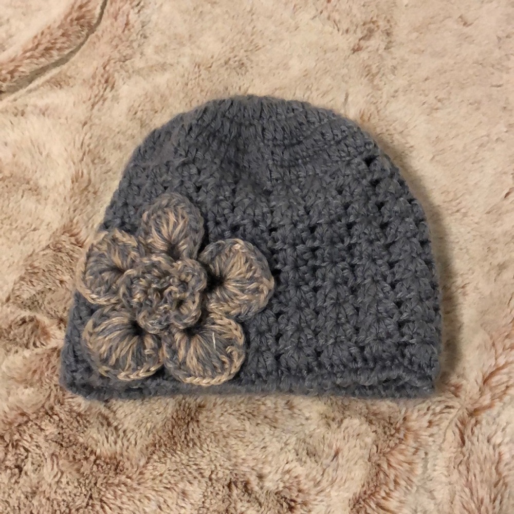 Grey chunky beanie with large flower